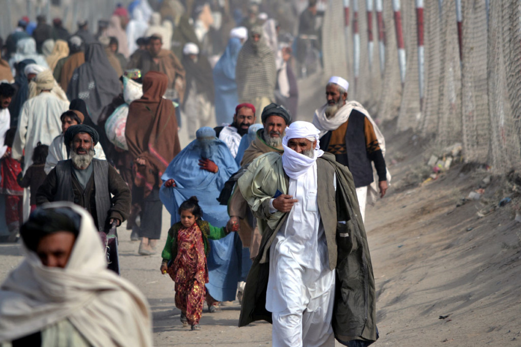 An Afghan man covered his face by the dust crossed into Pakistani side of the Pak-Afghan border, towards to Pakistani border town Chaman along with Afghanistan border on Wednesday 24 December 2014. Photo by Matiullah Achakzai.